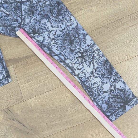 Lululemon Wunder Under crop hi-rise size 6 - Picture 8 of 12